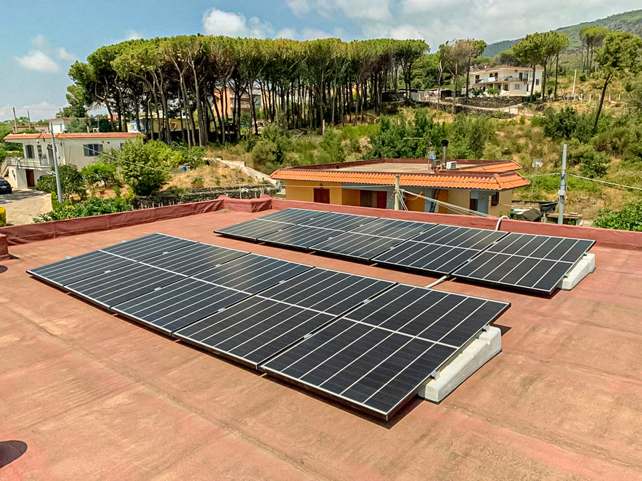 Impianto Fotovoltaico 4 kWp con 10 kWh di accumulo Torre del Greco, Napoli dmt solar impianti fotovoltaici partner tesla, maxeon sunpower, solaredge