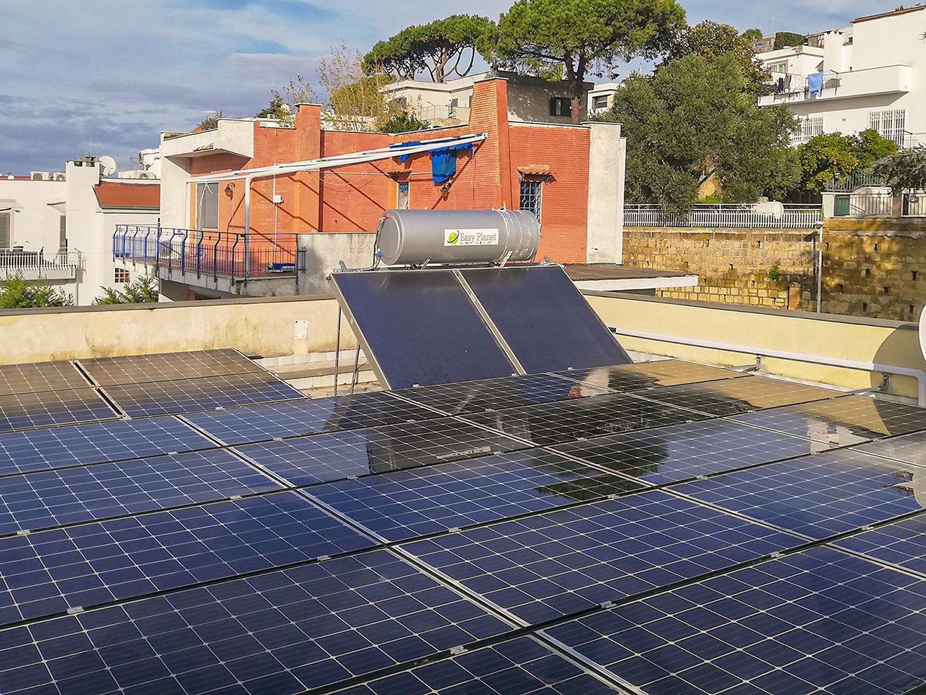 Impianto Fotovoltaico 8 kWp con Solare Termico Pozzuoli, Napoli dmt solar impianti fotovoltaici partner tesla, maxeon sunpower, solaredge