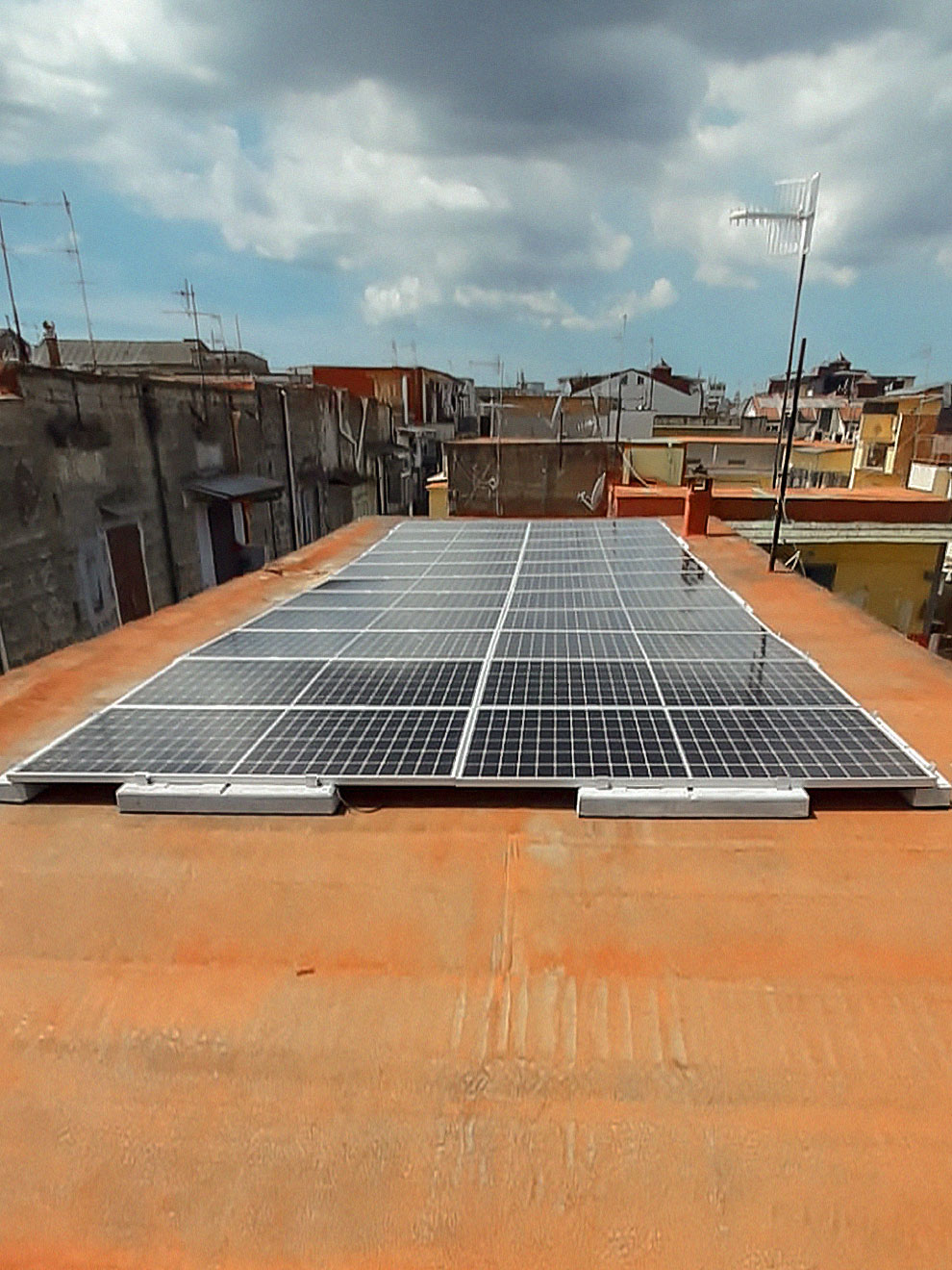 Impianto Fotovoltaico 10 kWp con 15 kWh di accumulo Afragola, Napoli dmt solar impianti fotovoltaici partner tesla, maxeon sunpower, solaredge