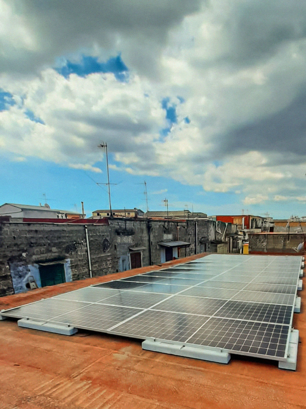 Impianto Fotovoltaico 10 kWp con 15 kWh di accumulo Afragola, Napoli dmt solar impianti fotovoltaici partner tesla, maxeon sunpower, solaredge