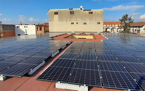 Impianto Fotovoltaico 90 kWp con 42 kWh di accumulo Caivano, Napoli DMT Solar installatore certificato Tesla Powerwall e Sunpower Maxeon impianto fotovoltaico in Campania
