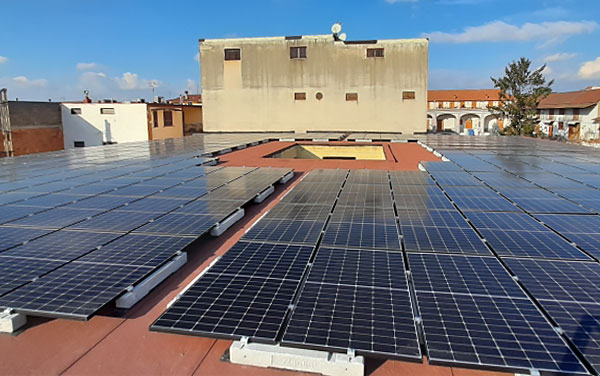 Impianto Fotovoltaico 90 kWp con ottimizzatori ed inverter SolarEdge + 3 batterie Tesla 42 kWh di accumulo installato a Caivano, Napoli dall'azienda DMT Solar installatore certificato Tesla Powerwall e Sunpower Maxeon impianto fotovoltaico in Campania