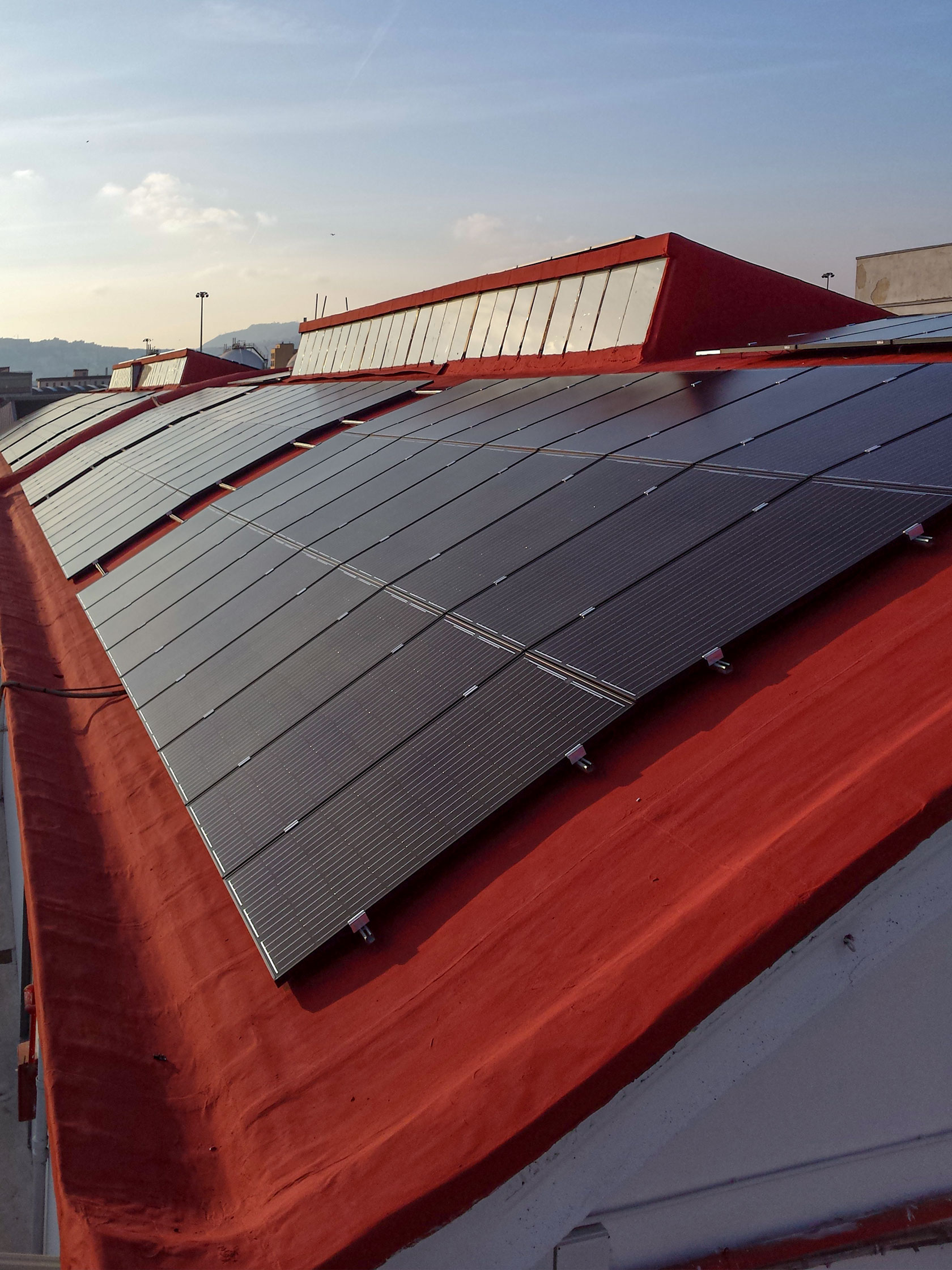 Impianto Fotovoltaico 89,1 kWp installato a Napoli dall'azienda DMT Solar installatore certificato Tesla Powerwall e Sunpower Maxeon impianto fotovoltaico in Campania, Lazio, Molise, Lombardia, Piemonte, ITALIA