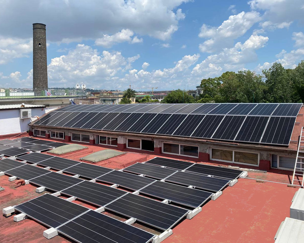 Impianto Fotovoltaico SunPower da 108,29 kWp installato a Napoli alla tipografia PrintSprint dall'azienda DMT Solar installatore certificato Tesla Powerwall e Sunpower Maxeon impianto fotovoltaico in Campania, Lazio, Molise, Lombardia, Piemonte, ITALIA