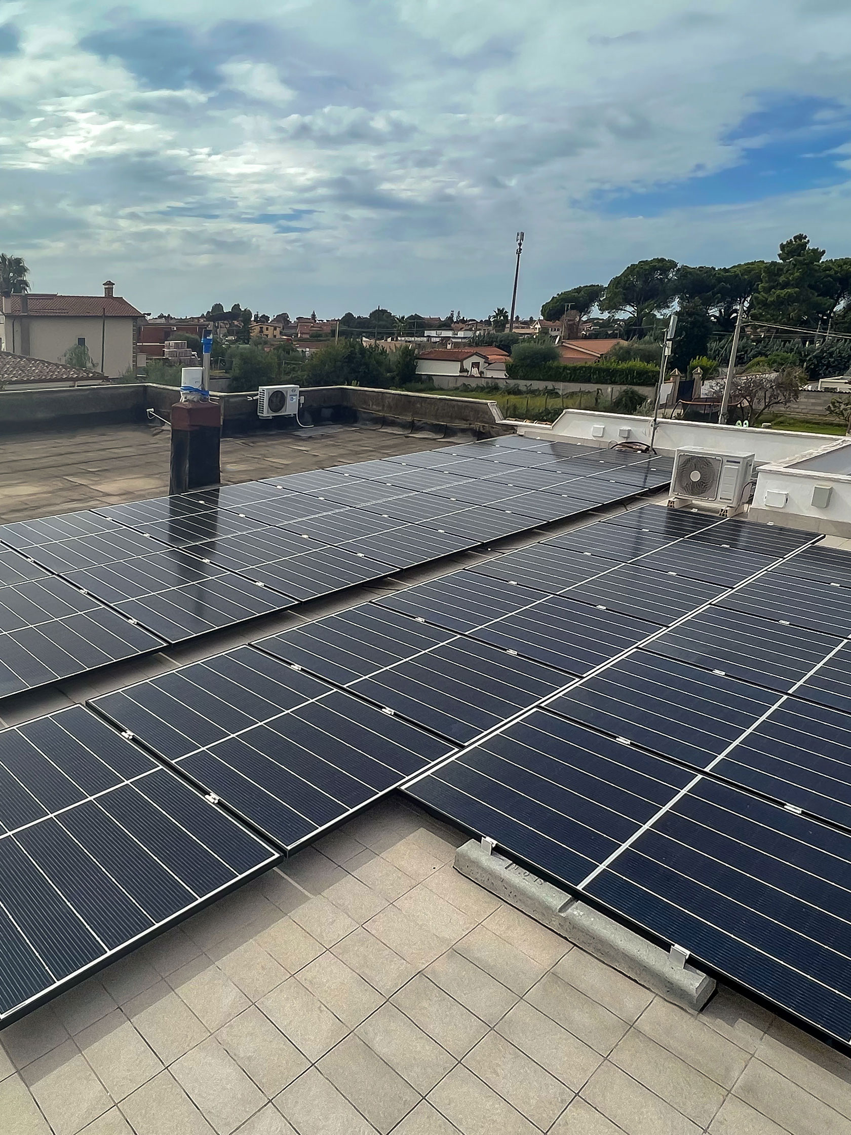 Impianto Fotovoltaico 13,65 kWp con ottimizzatori ed inverter SolarEdge + 3 batterie Tesla 42 kWh di accumulo installato ad Ardea, Roma - dmt solar impianti fotovoltaici partner tesla, maxeon sunpower, solaredge