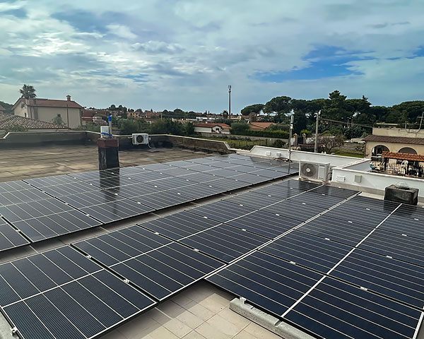 Impianto Fotovoltaico 13,65 kWp con ottimizzatori ed inverter SolarEdge + 3 batterie Tesla 42 kWh di accumulo installato ad Ardea, Roma - dmt solar impianti fotovoltaici partner tesla, maxeon sunpower, solaredge