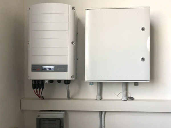 Impianto Fotovoltaico 60 kWp con ottimizzatori ed inverter SolarEdge installato a Casalnuovo, Napoli dall'azienda DMT Solar installatore certificato Tesla Powerwall e Sunpower Maxeon impianto fotovoltaico in Campania, Lazio, Molise, Lombardia, Piemonte, ITALIA