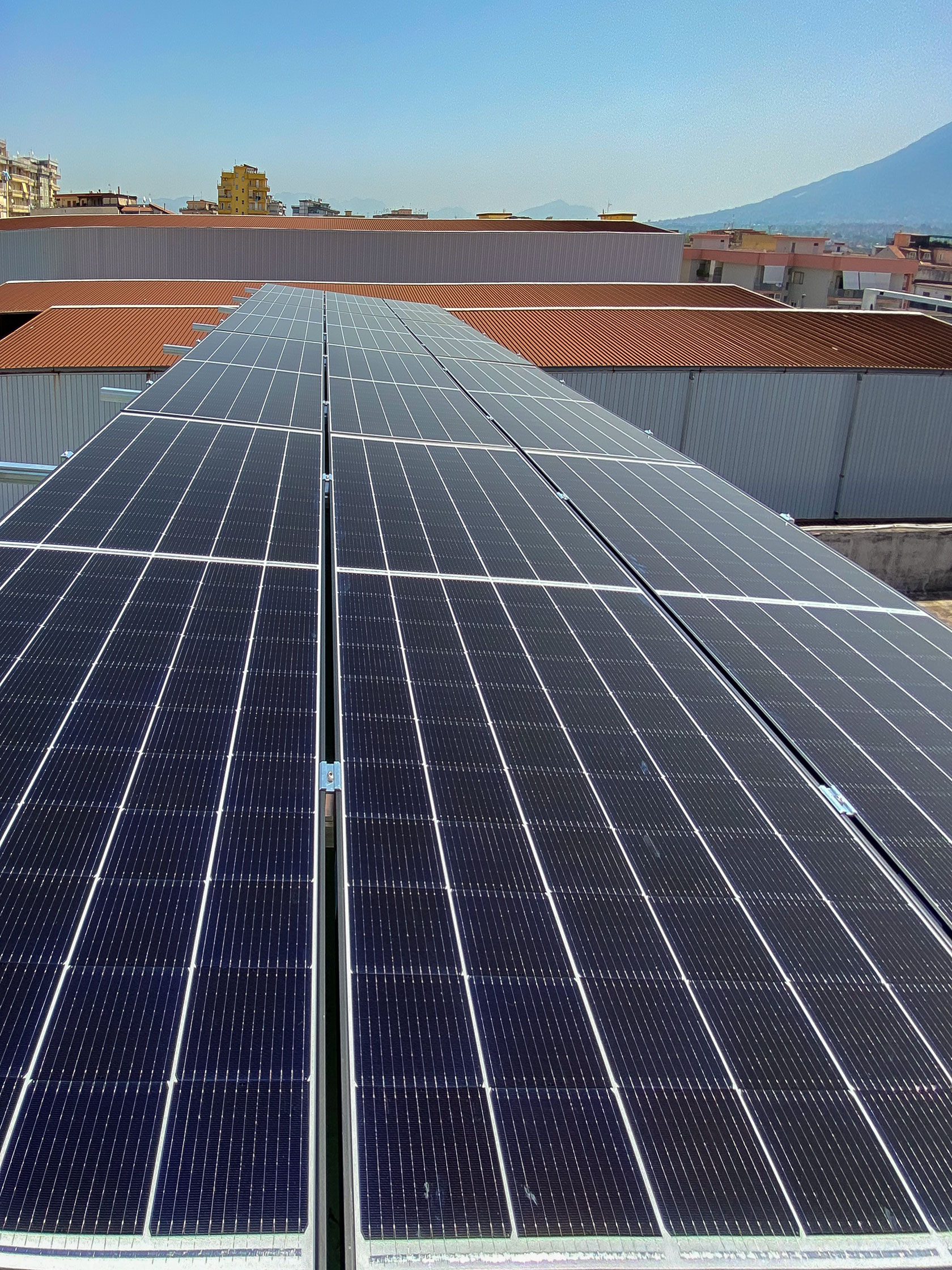 Impianto Fotovoltaico 60 kWp con ottimizzatori ed inverter SolarEdge installato a Casalnuovo, Napoli dall'azienda DMT Solar installatore certificato Tesla Powerwall e Sunpower Maxeon impianto fotovoltaico in Campania, Lazio, Molise, Lombardia, Piemonte, ITALIA