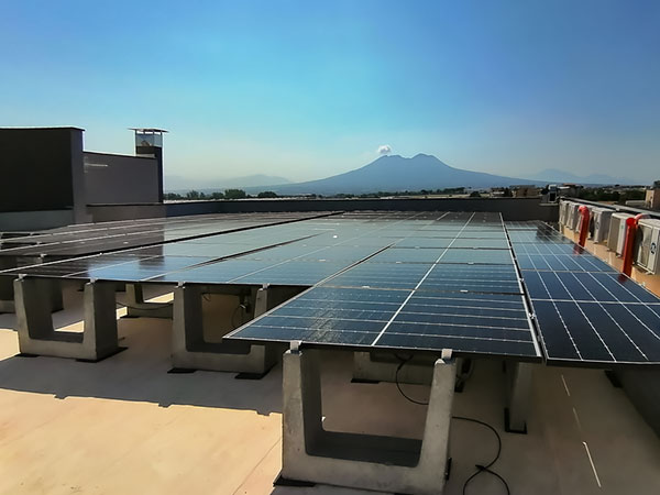 Impianto Fotovoltaico 30 kWp con ottimizzatori ed inverter SolarEdge installato a Casoria, Napoli dall'azienda DMT Solar installatore certificato Tesla Powerwall e Sunpower Maxeon impianto fotovoltaico in Campania, Lazio, Molise, Lombardia, Piemonte, ITALIA