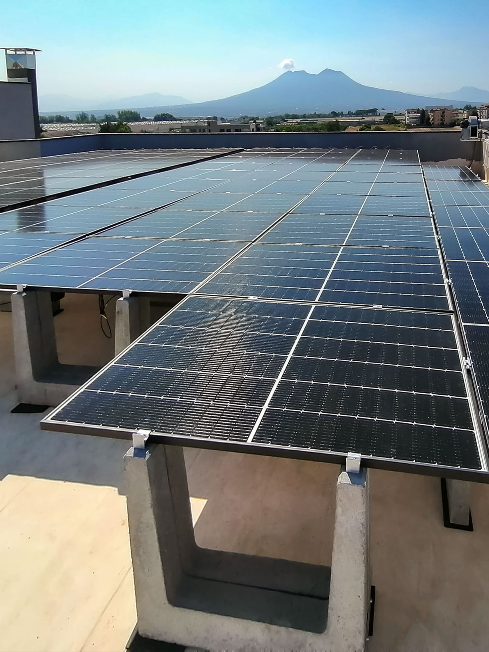 Impianto Fotovoltaico 30 kWp con ottimizzatori ed inverter SolarEdge installato a Casoria, Napoli dall'azienda DMT Solar installatore certificato Tesla Powerwall e Sunpower Maxeon impianto fotovoltaico in Campania, Lazio, Molise, Lombardia, Piemonte, ITALIA