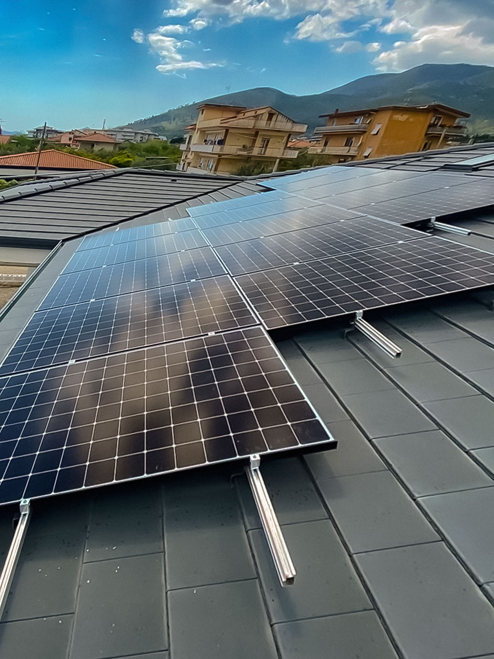 Impianto Fotovoltaico 6,45 kWp con ottimizzatori ed inverter SolarEdge + batteria Tesla 14 kWh installato a Formia, Latina dall'azienda DMT Solar installatore certificato Tesla Powerwall e Sunpower Maxeon impianto fotovoltaico in Campania, Lazio, Molise, Lombardia, Piemonte, ITALIA