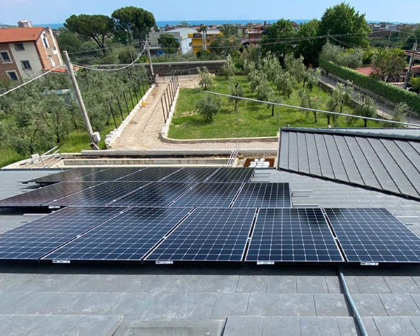 Impianto Fotovoltaico 6,45 kWp con ottimizzatori ed inverter SolarEdge + batteria Tesla 14 kWh installato a Formia, Latina dall'azienda DMT Solar installatore certificato Tesla Powerwall e Sunpower Maxeon impianto fotovoltaico in Campania, Lazio, Molise, Lombardia, Piemonte, ITALIA