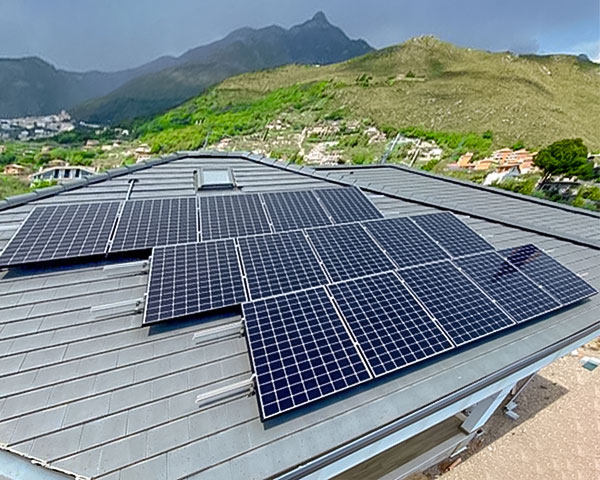 Impianto Fotovoltaico 6,45 kWp con ottimizzatori ed inverter SolarEdge + batteria Tesla 14 kWh installato a Formia, Latina dall'azienda DMT Solar installatore certificato Tesla Powerwall e Sunpower Maxeon impianto fotovoltaico in Campania, Lazio, Molise, Lombardia, Piemonte, ITALIA