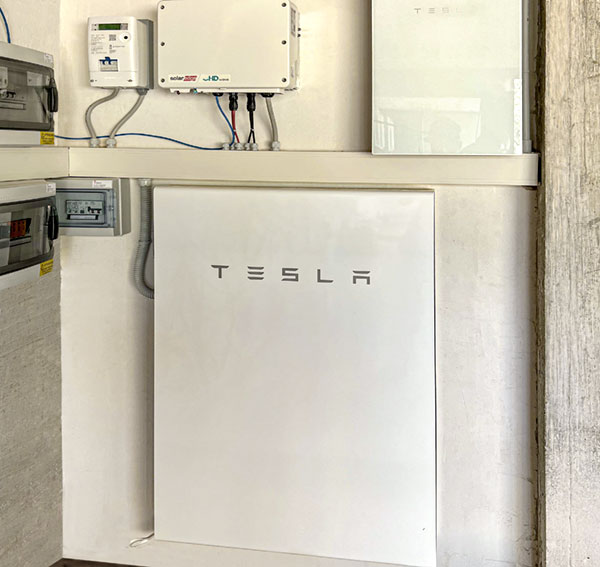 Impianto Fotovoltaico 6,45 kWp con ottimizzatori ed inverter SolarEdge + batteria Tesla 14 kWh installato a Formia, Latina dall'azienda DMT Solar installatore certificato Tesla Powerwall e Sunpower Maxeon impianto fotovoltaico in Campania, Lazio, Molise, Lombardia, Piemonte, ITALIA