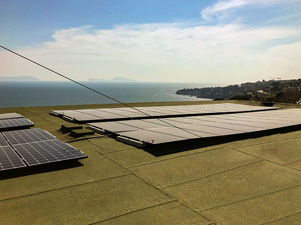 Impianto Fotovoltaico 58 kWp + 8 batterie Tesla 112 kWh installato a Napoli dall'azienda DMT Solar installatore certificato Tesla Powerwall e Sunpower Maxeon impianto fotovoltaico in Campania, Lazio, Molise, Lombardia, Piemonte, ITALIA