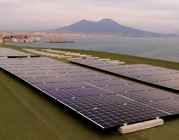 Impianto Fotovoltaico 58 kWp + 8 batterie Tesla 112 kWh installato a Napoli dall'azienda DMT Solar installatore certificato Tesla Powerwall e Sunpower Maxeon impianto fotovoltaico in Campania, Lazio, Molise, Lombardia, Piemonte, ITALIA