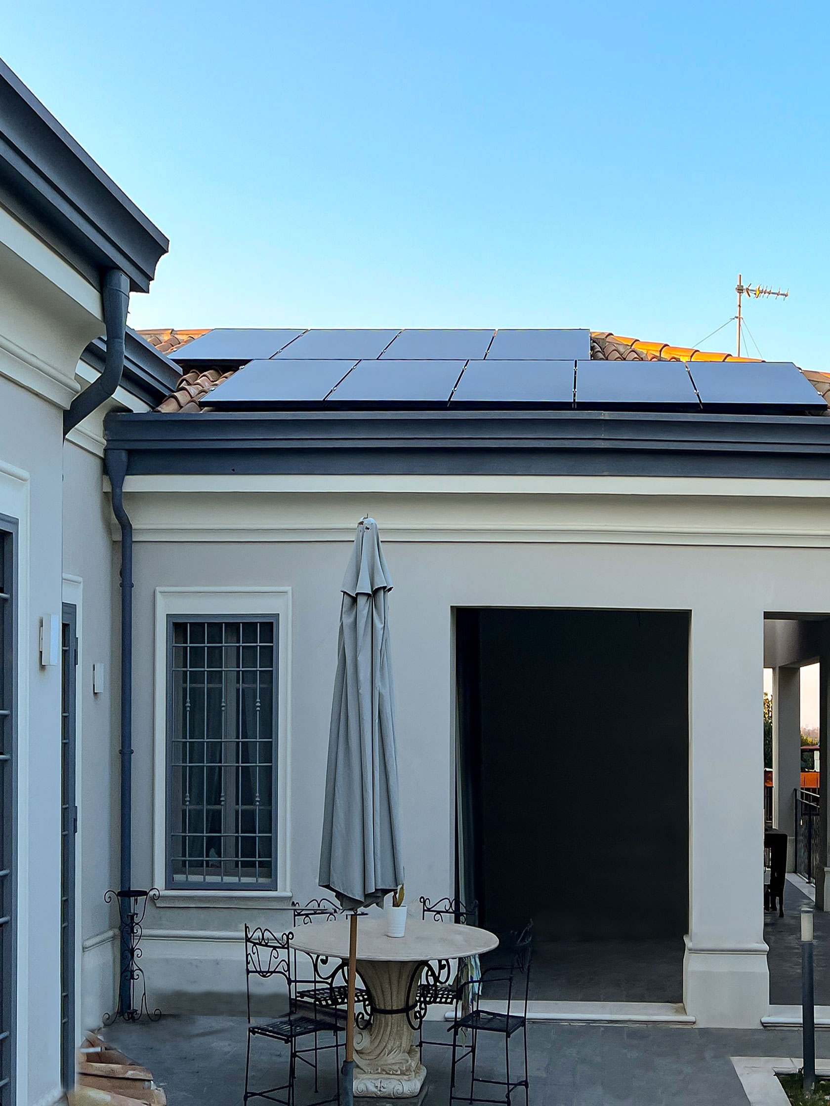 Impianto Fotovoltaico 3,8 kWp SunPower Maxeon AC installato a Roma dall'azienda DMT Solar installatore certificato Tesla Powerwall e Sunpower Maxeon impianto fotovoltaico in Campania, Lazio, Molise, Lombardia, Piemonte, ITALIA