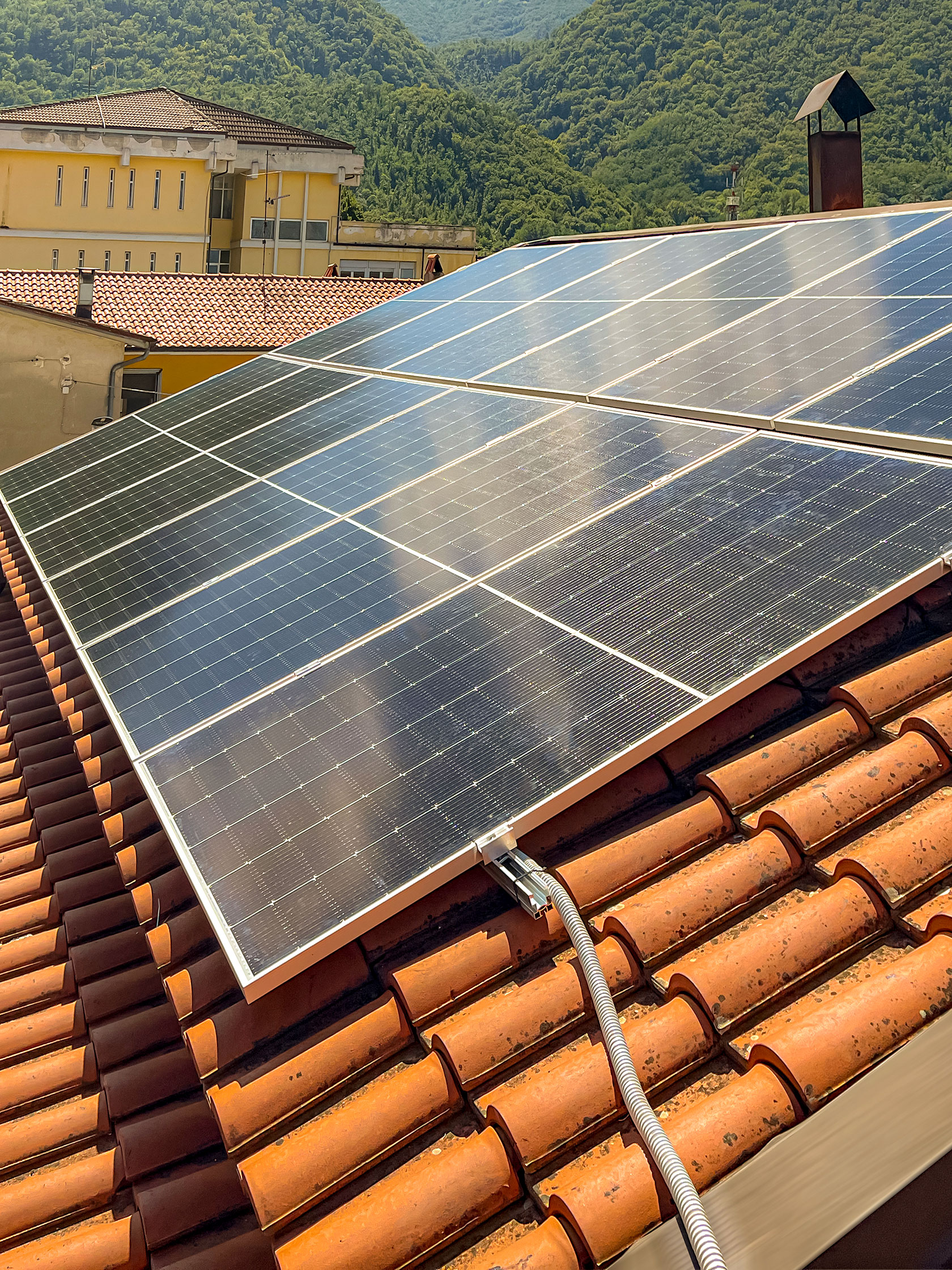 Impianto Fotovoltaico 5,88 kWp con 10 kWh di accumulo installato a Cervinara, Avellino dall'azienda DMT Solar installatore certificato Tesla Powerwall e Sunpower Maxeon impianto fotovoltaico in Campania, Lazio, Molise, Lombardia, Piemonte, ITALIA