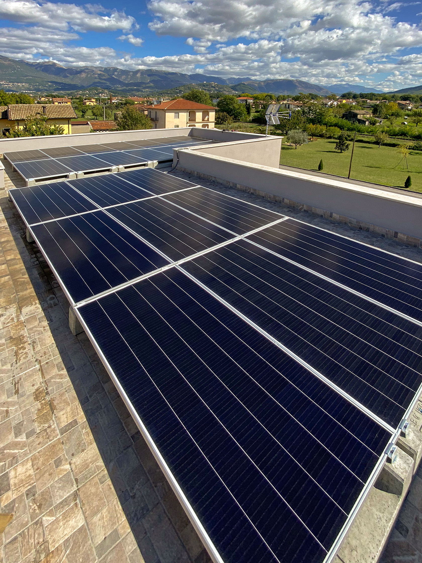 Impianto Fotovoltaico 9,43 kWp SunPower installato a Sora, Frosinone dall'azienda DMT Solar installatore certificato Tesla Powerwall e Sunpower Maxeon impianto fotovoltaico in Campania, Lazio, Molise, Lombardia, Piemonte, ITALIA
