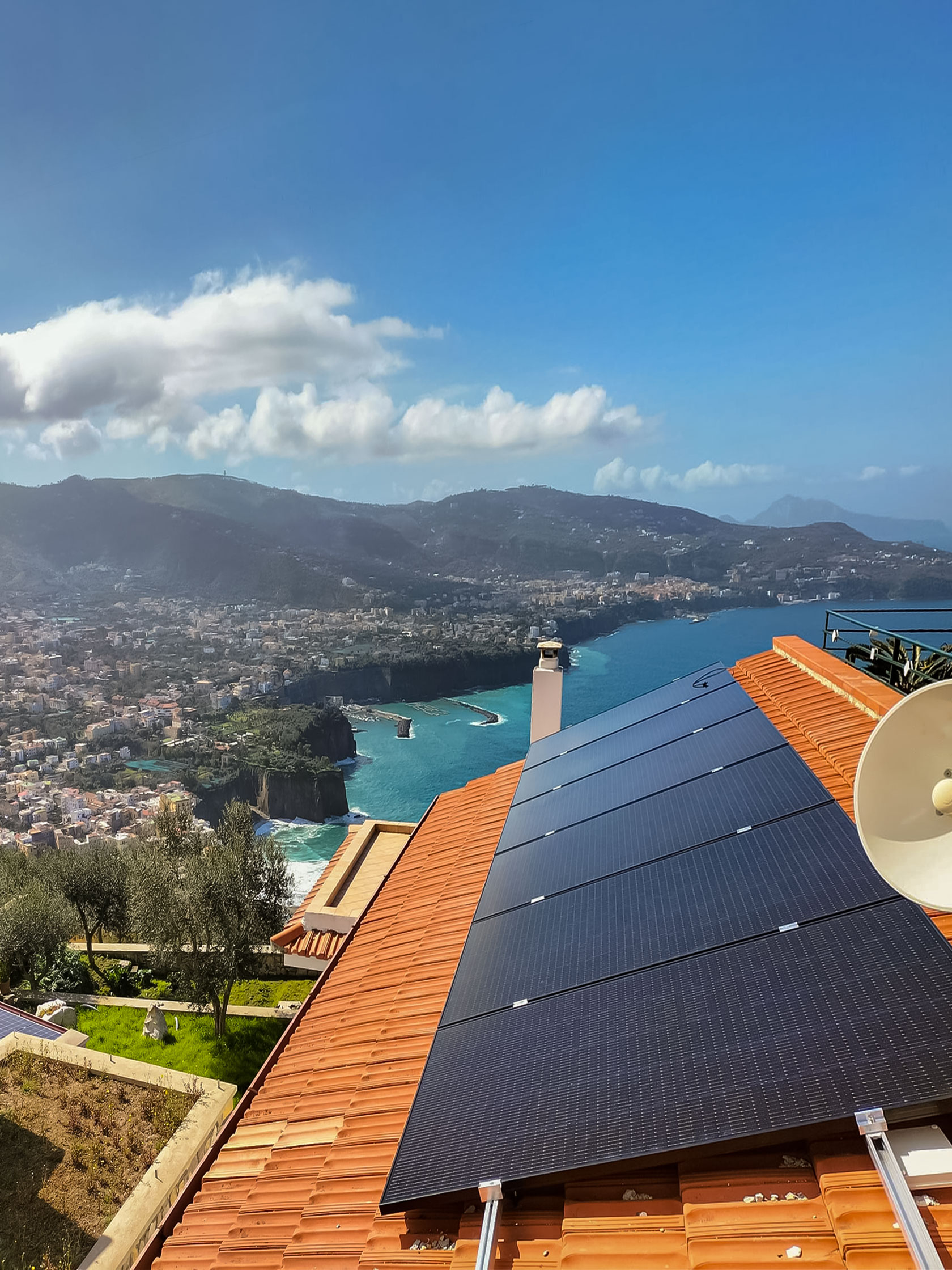 Impianto Fotovoltaico 6,48 kWp SunPower con 9,6 kWh di accumulo installato a Vico Equense, Napoli dall'azienda DMT Solar installatore certificato Tesla Powerwall e Sunpower Maxeon impianto fotovoltaico in Campania, Lazio, Molise, Lombardia, Piemonte, ITALIA