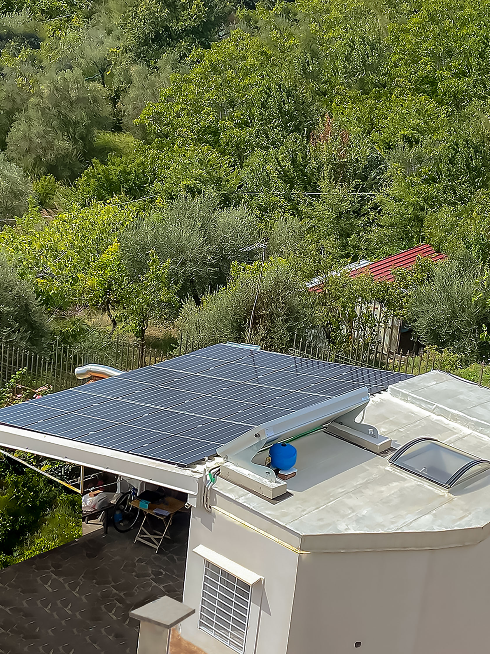 Impianto Fotovoltaico 5 kWp con ottimizzatori, inverter e batteria SolarEdge 10 kWh installato a Salerno dall'azienda DMT Solar installatore certificato Tesla Powerwall e Sunpower Maxeon impianto fotovoltaico in Campania, Lazio, Molise, Lombardia, Piemonte, ITALIA