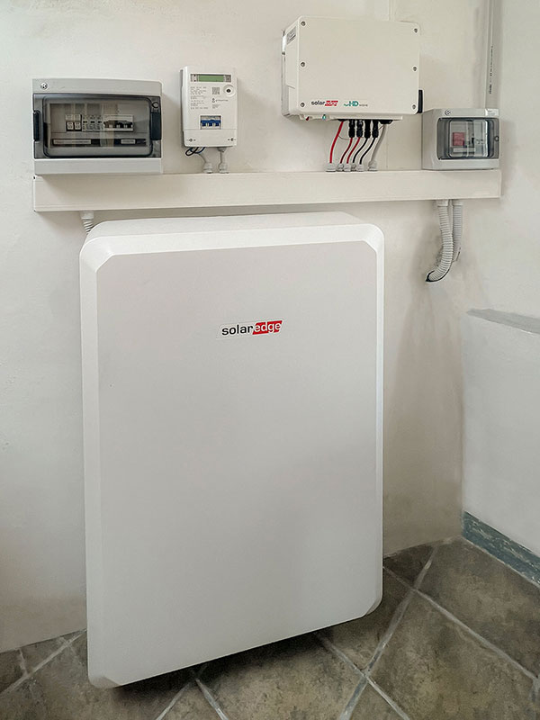 Impianto Fotovoltaico 5 kWp con ottimizzatori, inverter e batteria SolarEdge 10 kWh installato a Salerno dall'azienda DMT Solar installatore certificato Tesla Powerwall e Sunpower Maxeon impianto fotovoltaico in Campania, Lazio, Molise, Lombardia, Piemonte, ITALIA