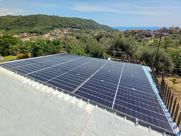 Impianto Fotovoltaico 5 kWp con ottimizzatori, inverter e batteria SolarEdge 10 kWh installato a Salerno dall'azienda DMT Solar installatore certificato Tesla Powerwall e Sunpower Maxeon impianto fotovoltaico in Campania, Lazio, Molise, Lombardia, Piemonte, ITALIA