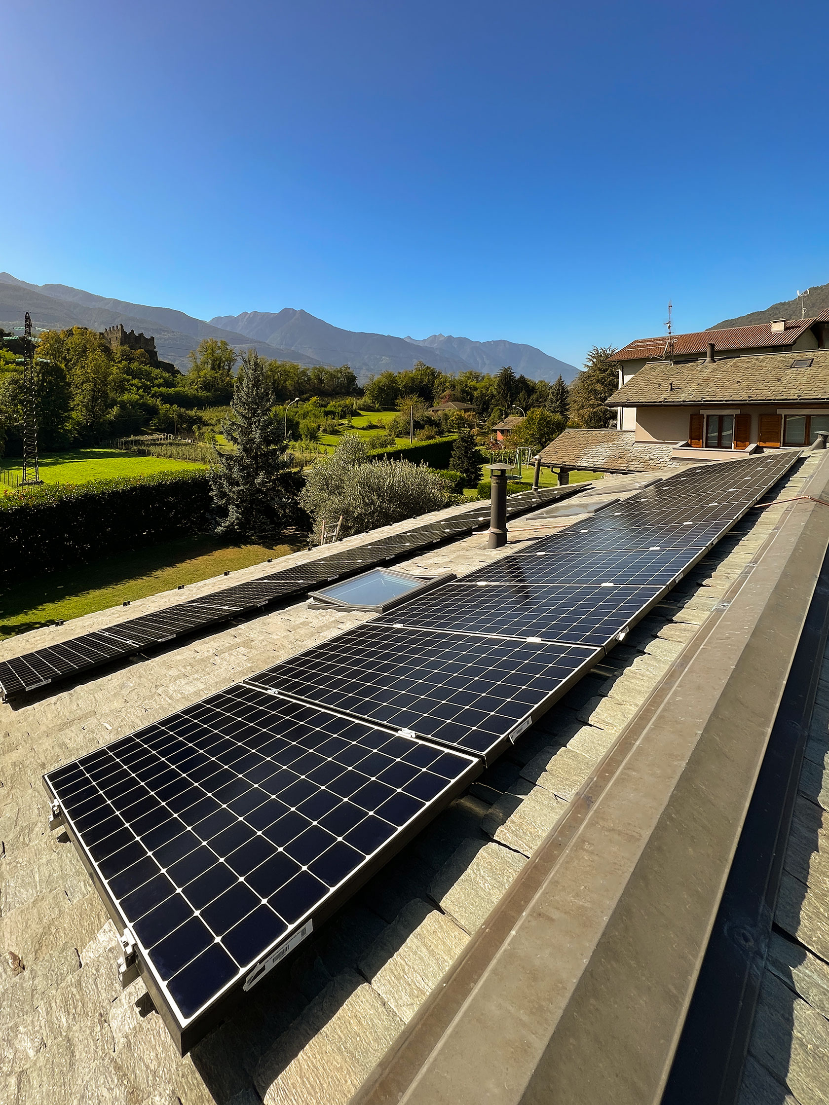 Impianto Fotovoltaico 9,46 kWp installato a Montagna in Valtellina, Sondrio dall'azienda DMT Solar installatore certificato Tesla Powerwall e Sunpower Maxeon impianto fotovoltaico in Campania, Lazio, Molise, Lombardia, Piemonte, ITALIA