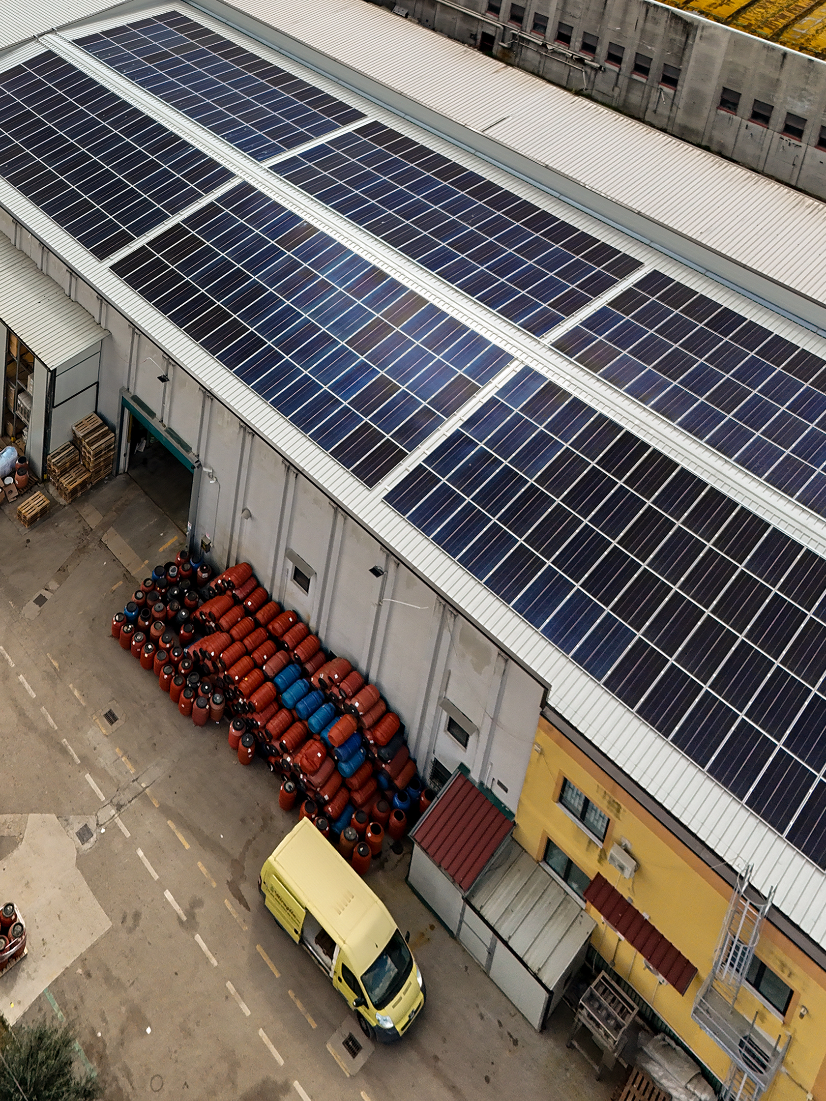 Impianto Fotovoltaico 182 kWp + 3 batterie Tesla 42 kWh Napoli - Carinaro, (Caserta) DMT Solar installatore certificato Tesla Powerwall e Sunpower Maxeon impianto fotovoltaico in Campania