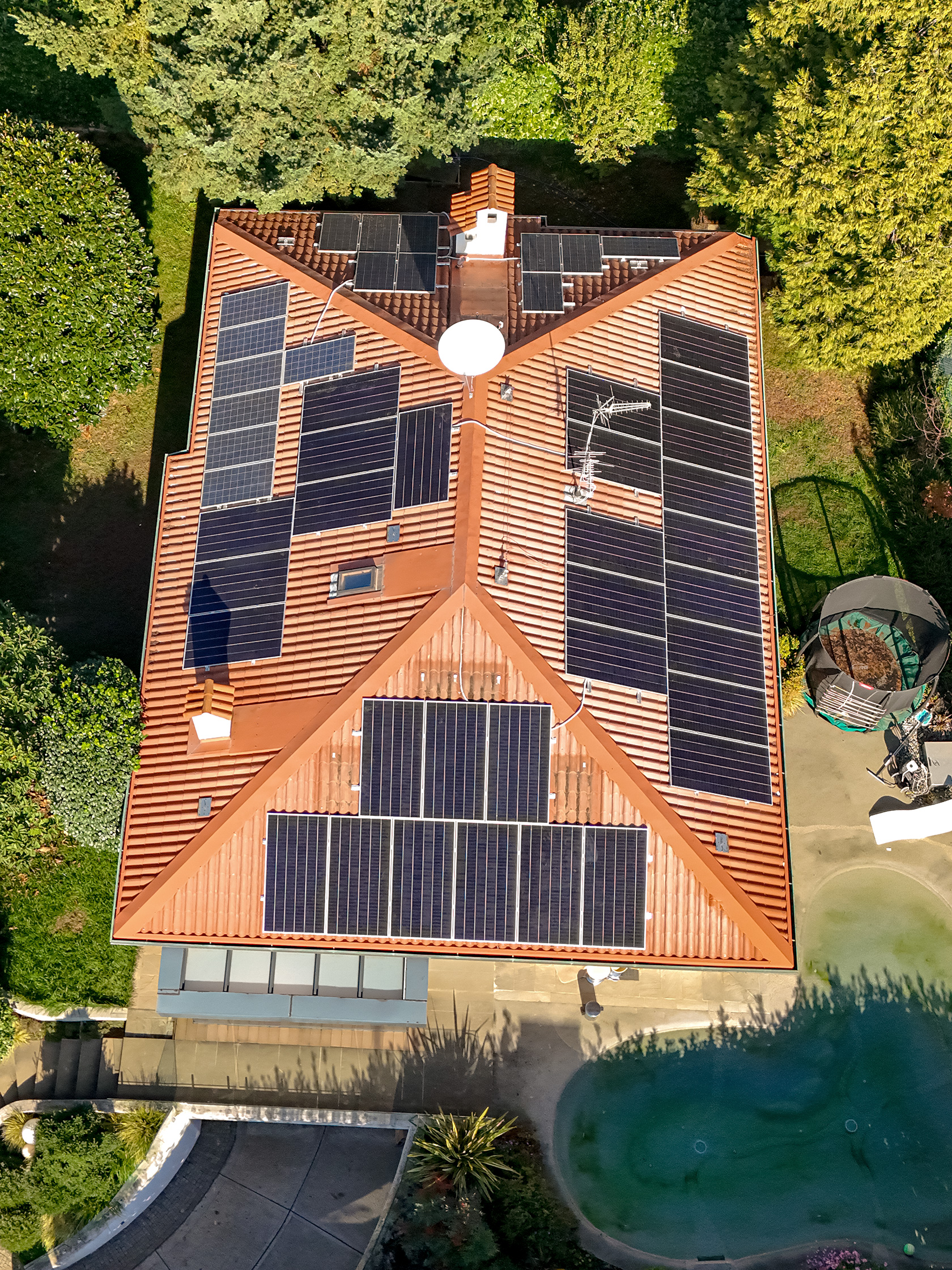 Impianto Fotovoltaico 16,35 kWp con ottimizzatori ed inverter SolarEdge + 2 batteria Tesla 13.5 kWh installato Appiano Gentile, COMO dall'azienda DMT Solar installatore certificato Tesla Powerwall e Sunpower Maxeon impianto fotovoltaico in Campania, Lazio, Molise, Lombardia, Piemonte, ITALIA