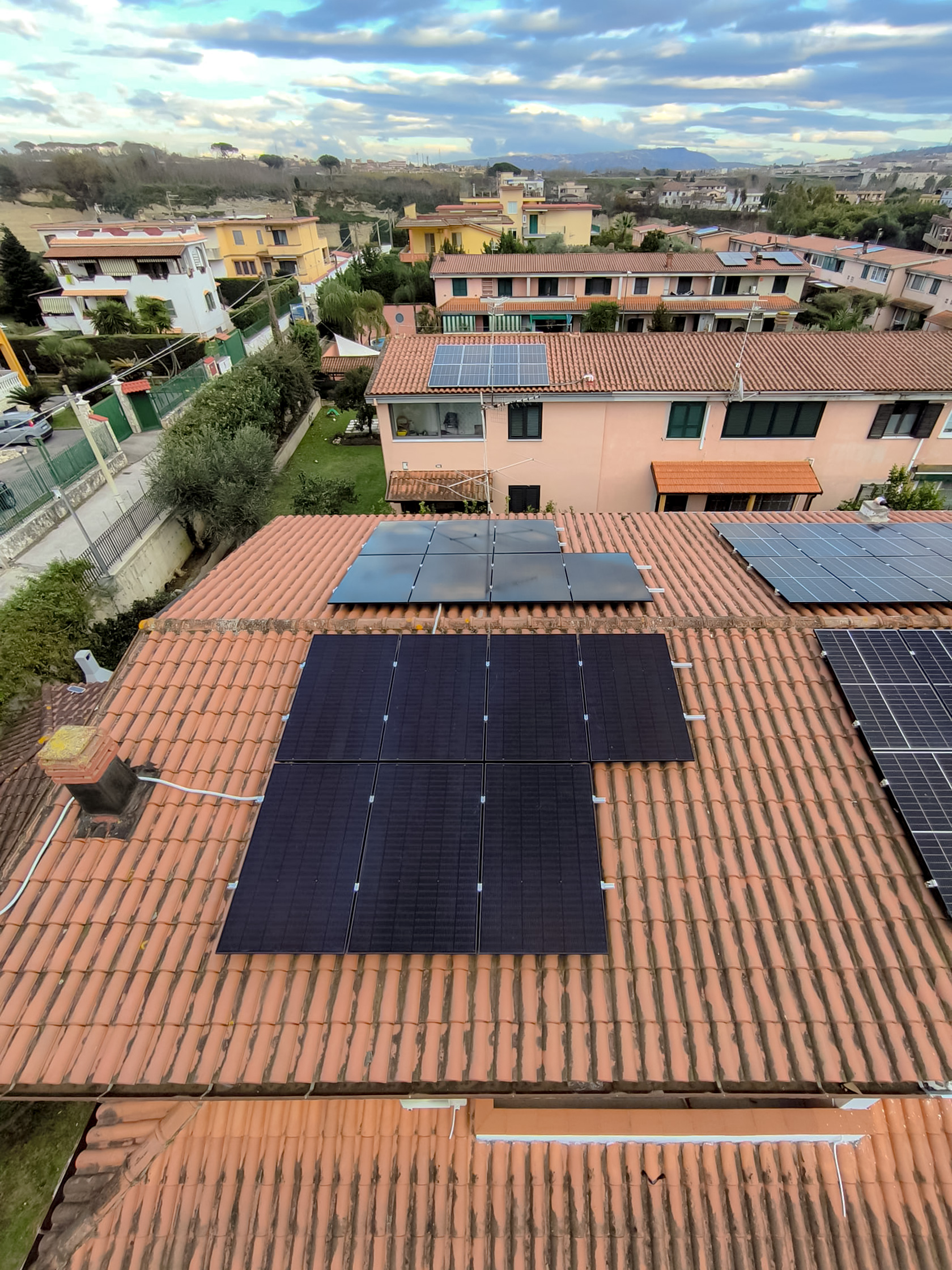 Impianto Fotovoltaico 6.3 kWp con 10 kWh di accumulo installato a Giugliano in Campania, Napoli dall'azienda DMT Solar installatore certificato Tesla Powerwall e Sunpower Maxeon impianto fotovoltaico in Campania, Lazio, Molise, Lombardia, Piemonte, ITALIA