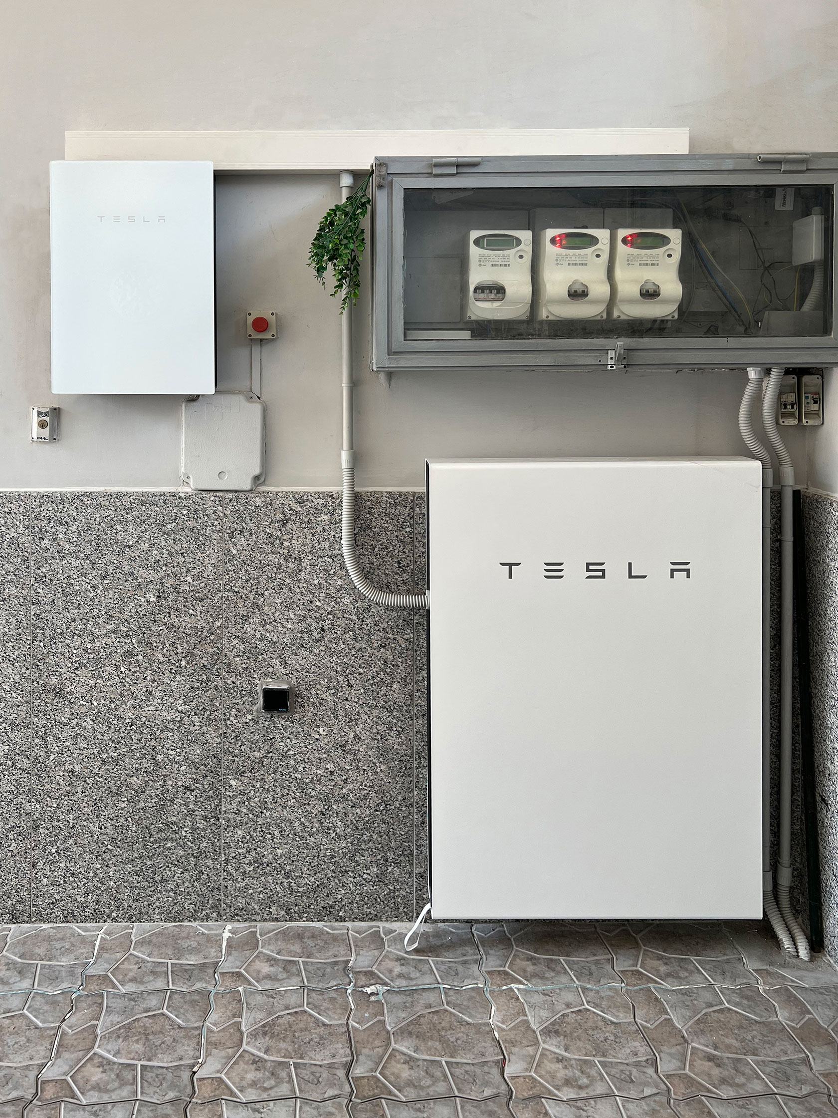 Impianto Fotovoltaico 9 kWp + batterie Tesla 14 kWh + solare termico 300l installato a Crispano, Napoli dall'azienda DMT Solar installatore certificato Tesla Powerwall e Sunpower Maxeon impianto fotovoltaico in Campania, Lazio, Molise, Lombardia, Piemonte, ITALIA