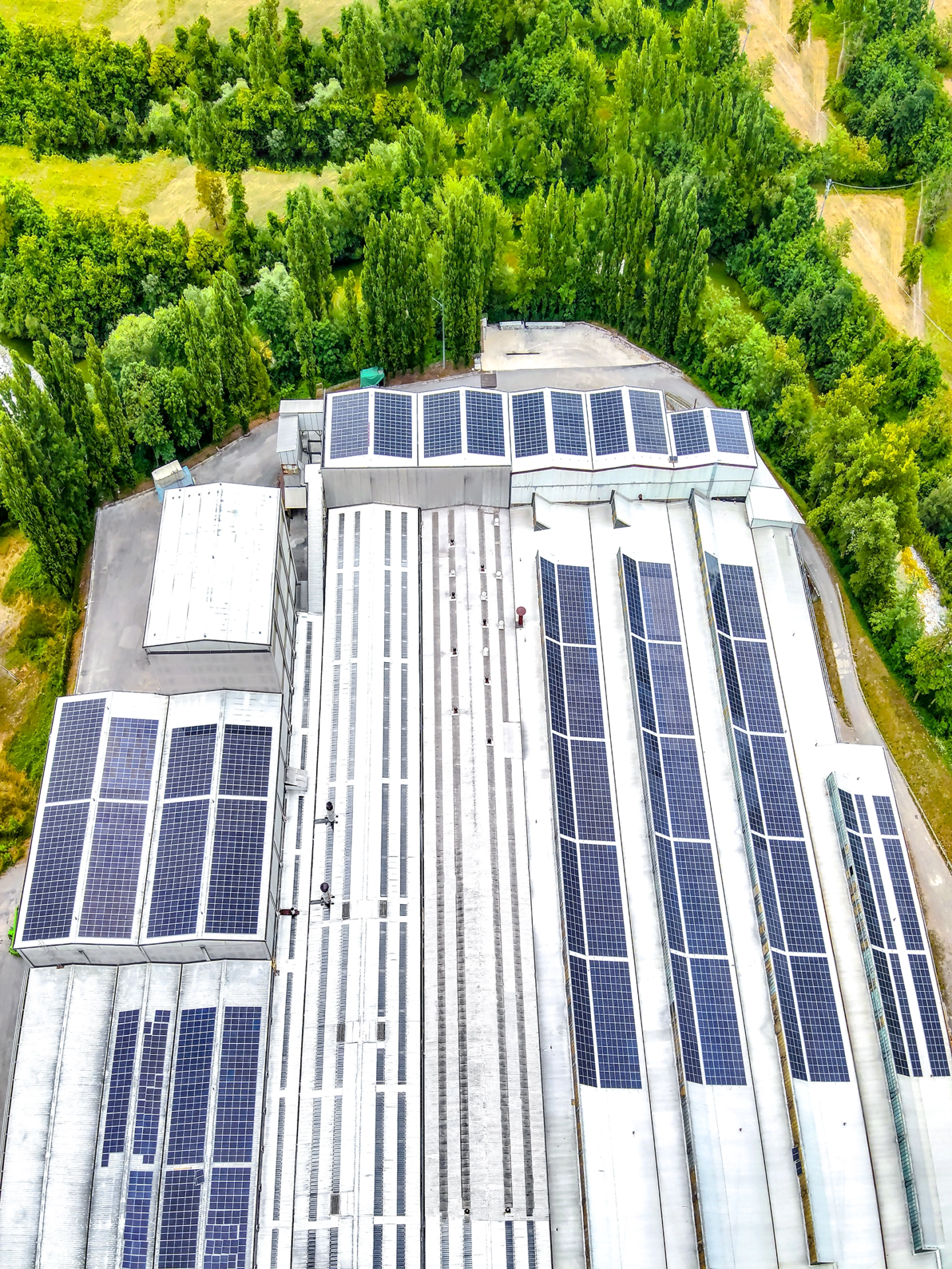 Impianto Fotovoltaico 1,5 MegaWatt installato a Bedonia, Parma dall'azienda DMT Solar installatore certificato Tesla Powerwall e Sunpower Maxeon impianto fotovoltaico in Campania, Lazio, Molise, Lombardia, Piemonte, ITALIA